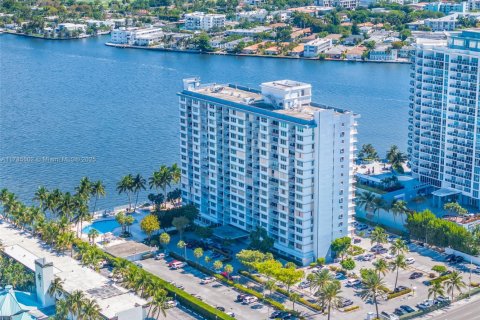 Condo in North Bay Village, Florida, 1 bedroom  № 1738897 - photo 2