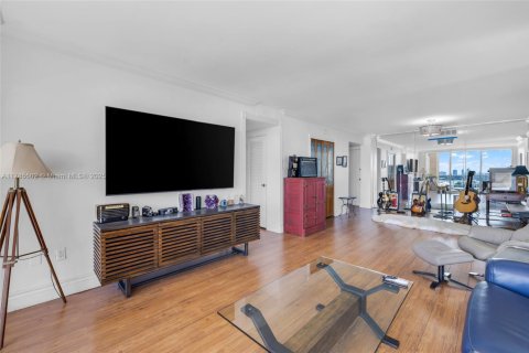 Condo in North Bay Village, Florida, 1 bedroom  № 1738897 - photo 16
