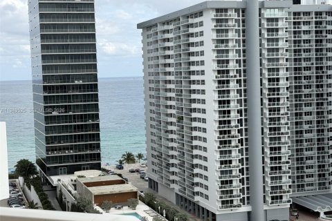 Condo in Hallandale Beach, Florida, 1 bedroom  № 2004942 - photo 9