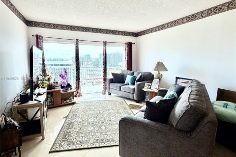 Condo in Hallandale Beach, Florida, 1 bedroom  № 2004942 - photo 5