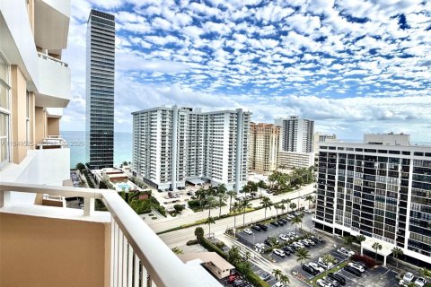 Condo in Hallandale Beach, Florida, 1 bedroom  № 2004942 - photo 8