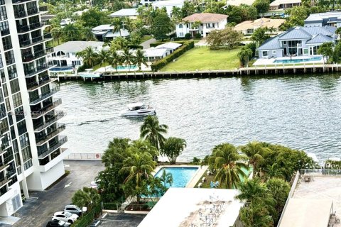 Condo in Hallandale Beach, Florida, 1 bedroom  № 2004942 - photo 2