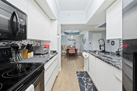 Condo in Pembroke Pines, Florida, 3 bedrooms  № 2401352 - photo 12