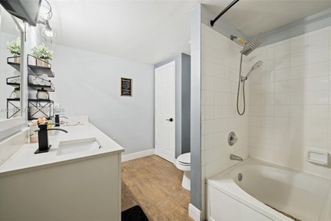 Condo in Pembroke Pines, Florida, 3 bedrooms  № 2401352 - photo 20