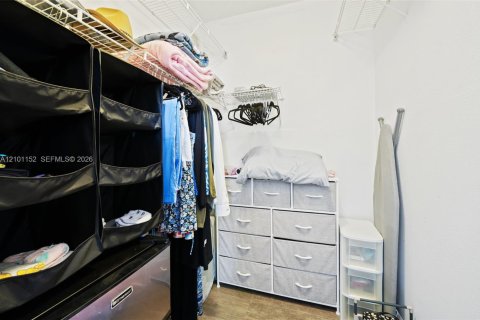Condo in Pembroke Pines, Florida, 3 bedrooms  № 2401352 - photo 23