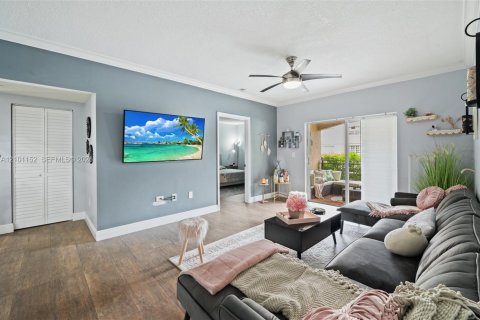 Condo in Pembroke Pines, Florida, 3 bedrooms  № 2401352 - photo 2