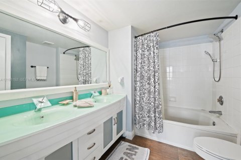 Condo in Pembroke Pines, Florida, 3 bedrooms  № 2401352 - photo 15