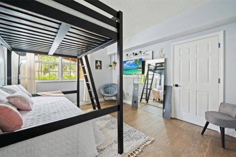Condo in Pembroke Pines, Florida, 3 bedrooms  № 2401352 - photo 16