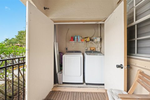 Condo in Pembroke Pines, Florida, 3 bedrooms  № 2401352 - photo 26