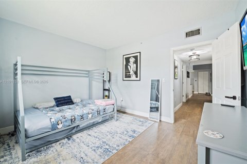 Condo in Pembroke Pines, Florida, 3 bedrooms  № 2401352 - photo 22