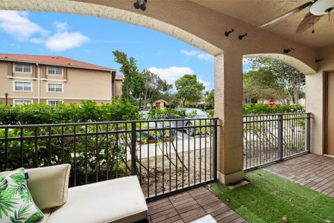 Condo in Pembroke Pines, Florida, 3 bedrooms  № 2401352 - photo 25