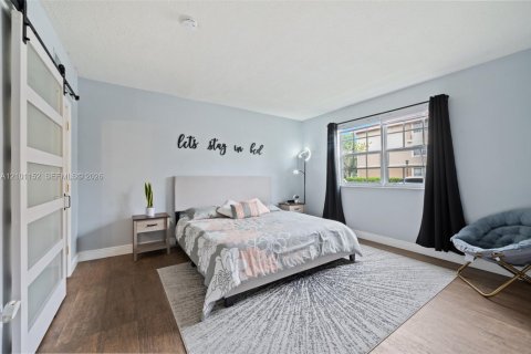 Condo in Pembroke Pines, Florida, 3 bedrooms  № 2401352 - photo 13