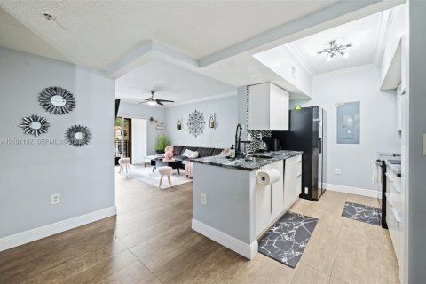Condo in Pembroke Pines, Florida, 3 bedrooms  № 2401352 - photo 4