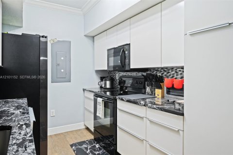 Condo in Pembroke Pines, Florida, 3 bedrooms  № 2401352 - photo 11