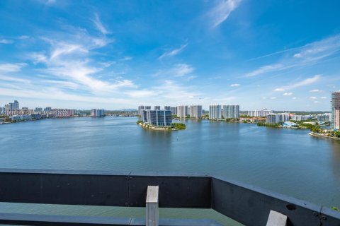 Condominio en venta en Aventura, Florida, 3 dormitorios, 157.38 m2 № 1981923 - foto 1