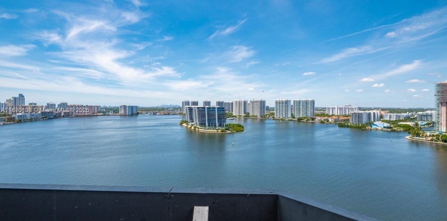 Condominio en Aventura, Florida, 3 dormitorios № 1981923