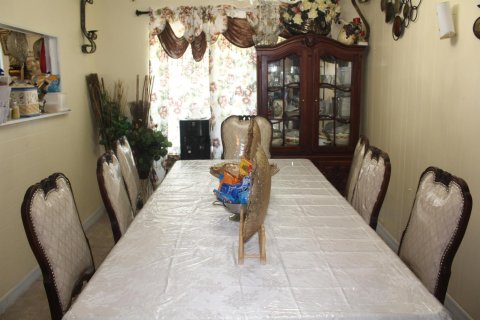 House in West Palm Beach, Florida 4 bedrooms, 100.33 sq.m. № 2240752 - photo 2