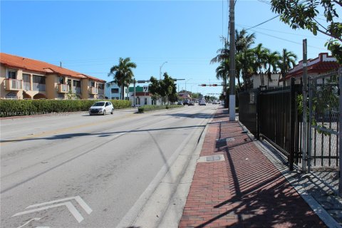 Propiedad comercial en venta en Miami, Florida № 1970454 - foto 6