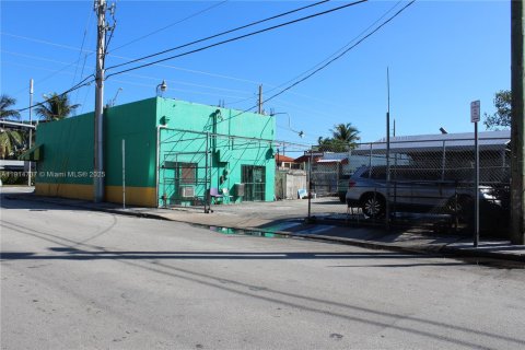 Propiedad comercial en venta en Miami, Florida № 1970454 - foto 3