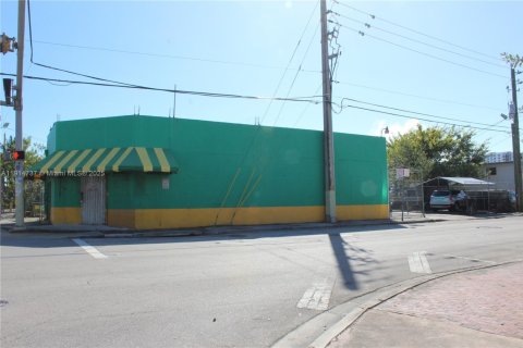 Propiedad comercial en venta en Miami, Florida № 1970454 - foto 2