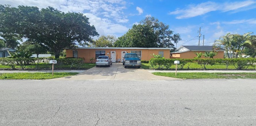 Commercial property in Delray Beach, Florida 118.91 sq.m. № 2176215