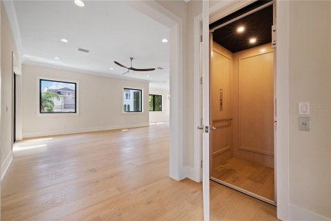 House in Tampa, Florida 4 bedrooms, 335.93 sq.m. № 2204740 - photo 6
