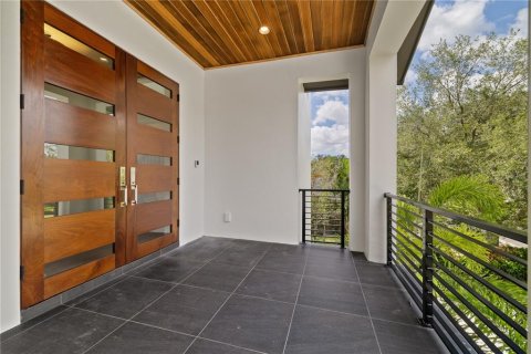 House in Tampa, Florida 4 bedrooms, 335.93 sq.m. № 2204740 - photo 3