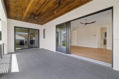 House in Tampa, Florida 4 bedrooms, 335.93 sq.m. № 2204740 - photo 21