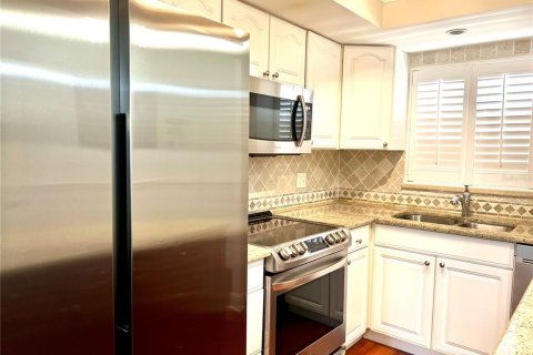 Condo in North Palm Beach, Florida, 2 bedrooms  № 2227685 - photo 12
