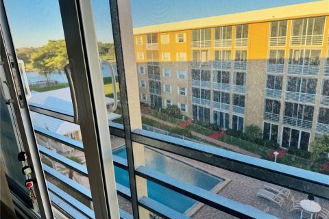 Condo in North Palm Beach, Florida, 2 bedrooms  № 2227685 - photo 9