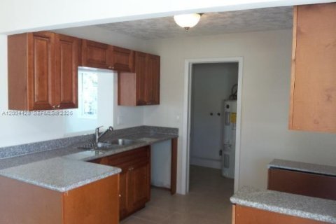 House in North Lauderdale, Florida 3 bedrooms, 129.04 sq.m. № 2068568 - photo 4