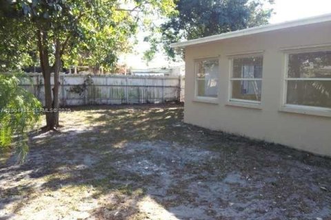House in North Lauderdale, Florida 3 bedrooms, 129.04 sq.m. № 2068568 - photo 10