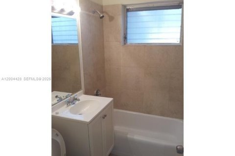 House in North Lauderdale, Florida 3 bedrooms, 129.04 sq.m. № 2068568 - photo 8