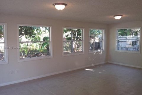 House in North Lauderdale, Florida 3 bedrooms, 129.04 sq.m. № 2068568 - photo 2