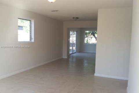 House in North Lauderdale, Florida 3 bedrooms, 129.04 sq.m. № 2068568 - photo 3