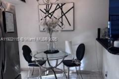 House in Sunrise, Florida 3 bedrooms, 126.16 sq.m. № 1976026 - photo 13