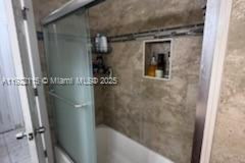 House in Sunrise, Florida 3 bedrooms, 126.16 sq.m. № 1976026 - photo 3