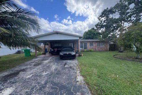 House in Sunrise, Florida 3 bedrooms, 126.16 sq.m. № 1976026 - photo 1