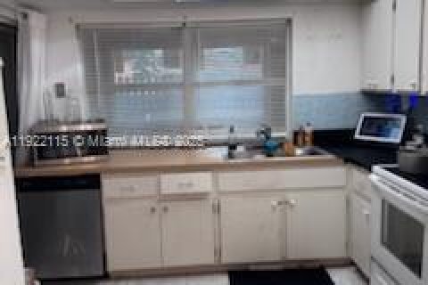 House in Sunrise, Florida 3 bedrooms, 126.16 sq.m. № 1976026 - photo 5