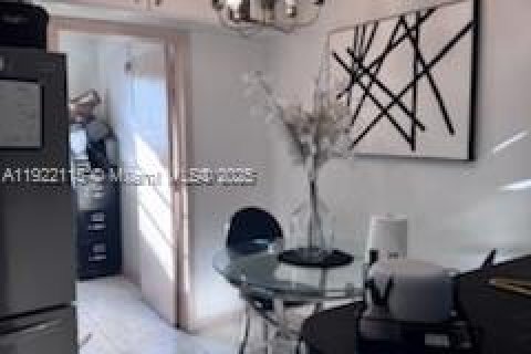 House in Sunrise, Florida 3 bedrooms, 126.16 sq.m. № 1976026 - photo 10