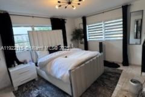 House in Sunrise, Florida 3 bedrooms, 126.16 sq.m. № 1976026 - photo 16