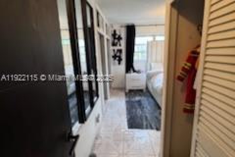 House in Sunrise, Florida 3 bedrooms, 126.16 sq.m. № 1976026 - photo 19