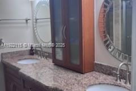 House in Sunrise, Florida 3 bedrooms, 126.16 sq.m. № 1976026 - photo 2