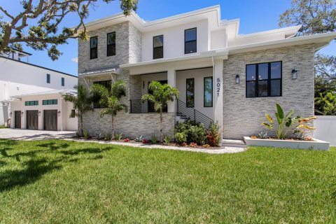 House in Tampa, Florida 5 bedrooms, 612.78 sq.m. № 2219088