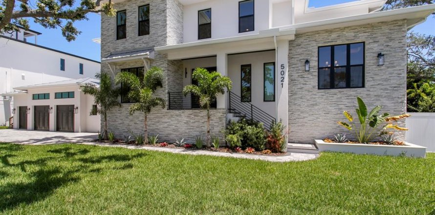House in Tampa, Florida 5 bedrooms, 612.78 sq.m. № 2219088