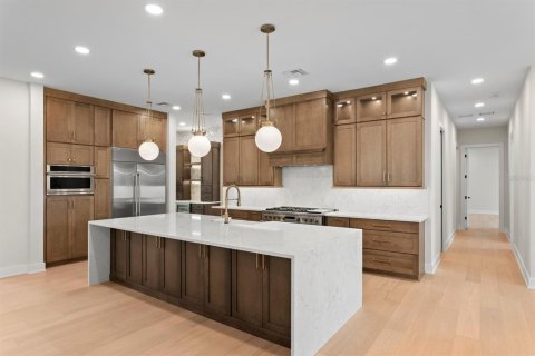 House in Tampa, Florida 5 bedrooms, 612.78 sq.m. № 2219088 - photo 4