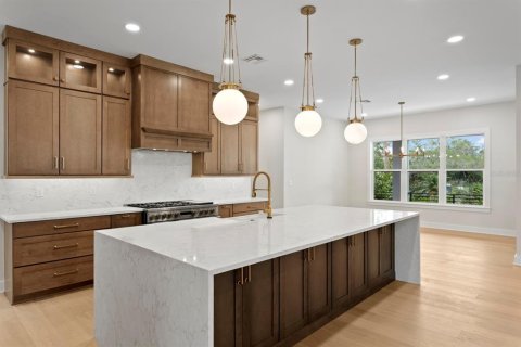 House in Tampa, Florida 5 bedrooms, 612.78 sq.m. № 2219088 - photo 7