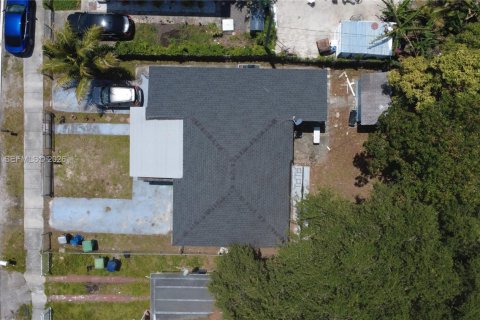 House in Miami, Florida 3 bedrooms, 107.58 sq.m. № 2076288 - photo 16