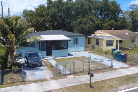 House in Miami, Florida 3 bedrooms, 107.58 sq.m. № 2076288 - photo 2