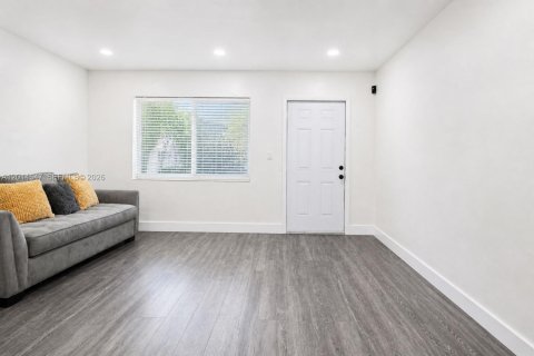 House in Miami, Florida 3 bedrooms, 107.58 sq.m. № 2076288 - photo 4